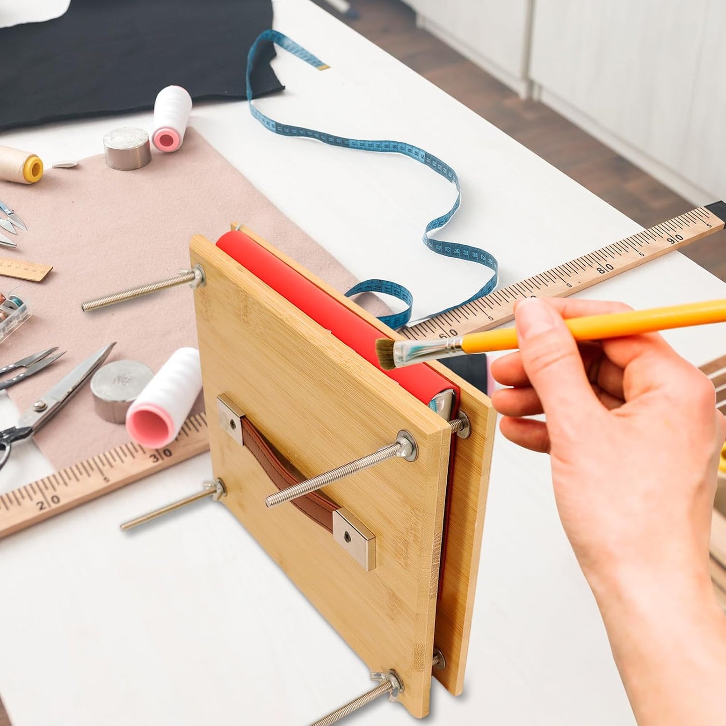 GeryVtee Wooden Book Press 9.8x7.87 inch Large Bookbinding Press Portable Binding Machine with Handle Easy Assemble Books Binding Tools for Craft Enthusiasts (Burlywood)